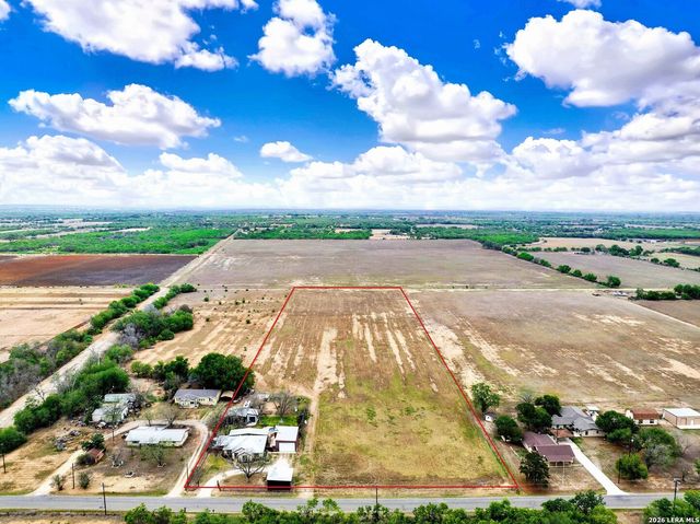 768 County Road 664, Devine, TX 78016