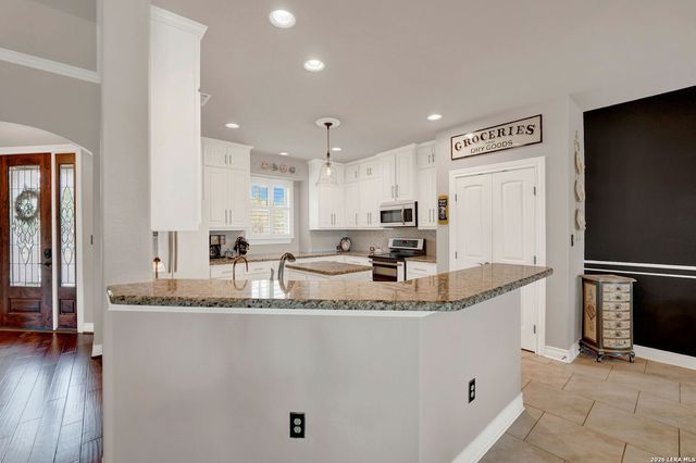 768 County Road 664, Devine, TX 78016