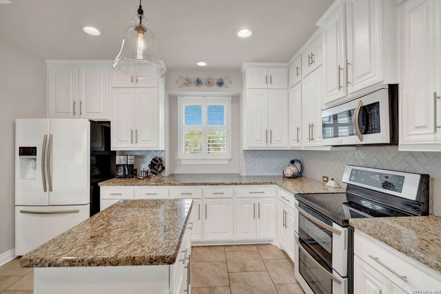 768 County Road 664, Devine, TX 78016