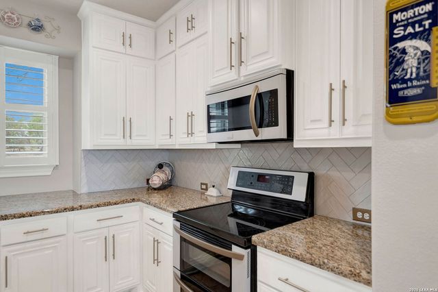 768 County Road 664, Devine, TX 78016