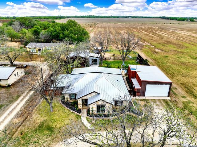 768 County Road 664, Devine, TX 78016