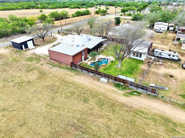 768 County Road 664, Devine, TX 78016