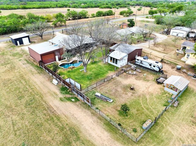 768 County Road 664, Devine, TX 78016