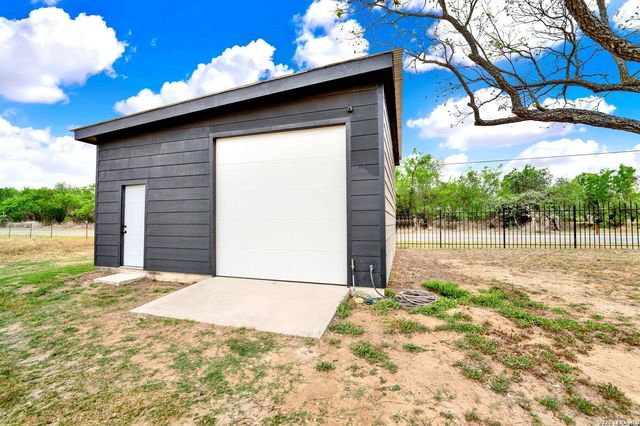 768 County Road 664, Devine, TX 78016