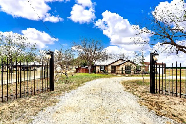 768 County Road 664, Devine, TX 78016