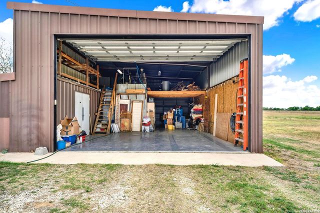 768 County Road 664, Devine, TX 78016