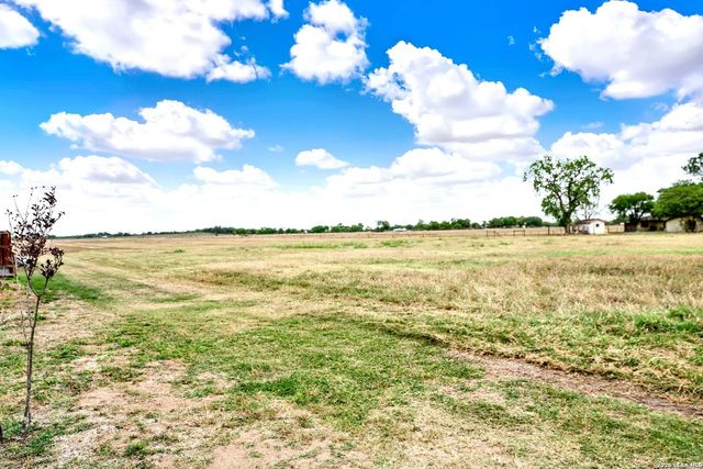 768 County Road 664, Devine, TX 78016