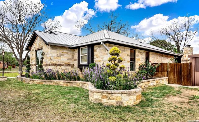 768 County Road 664, Devine, TX 78016