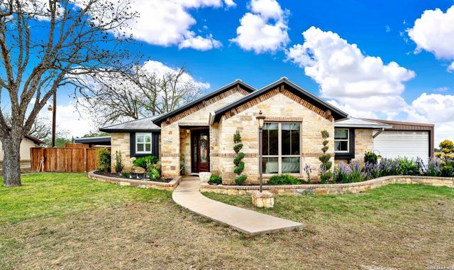 768 County Road 664, Devine, TX 78016