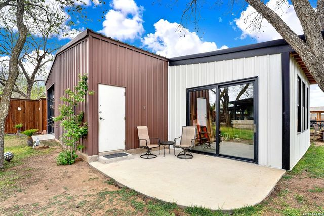 768 County Road 664, Devine, TX 78016
