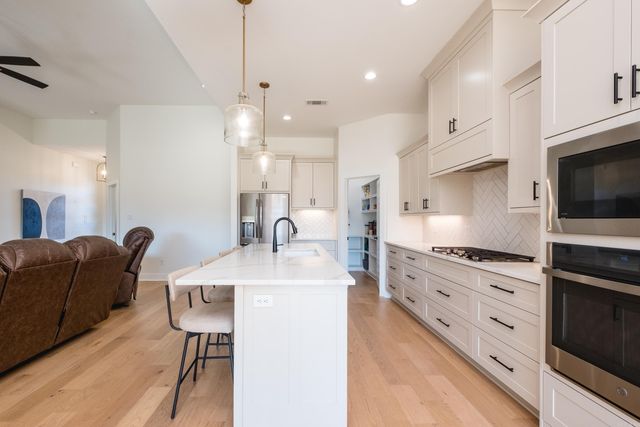 102 Red Crest Cove, Benton, AR 72015