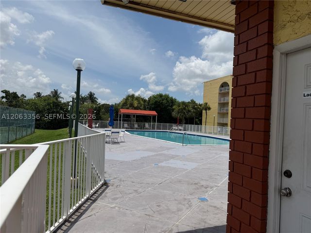6980 NW 186th St 3-423A, Hialeah, FL 33015