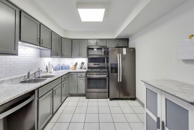 717 Killarney Court 2D, Schaumburg, IL 60193