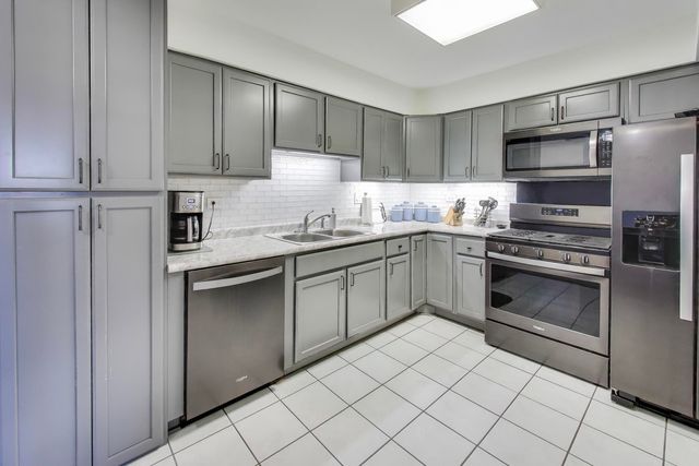 717 Killarney Court 2D, Schaumburg, IL 60193