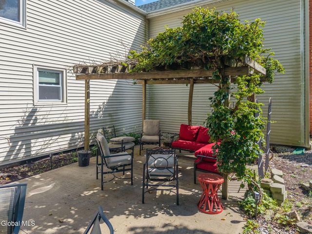 32 Broadway, Amsterdam, NY 12010