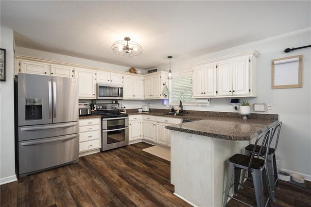 1127 SE Eastridge Drive, Blue Springs, MO 64014