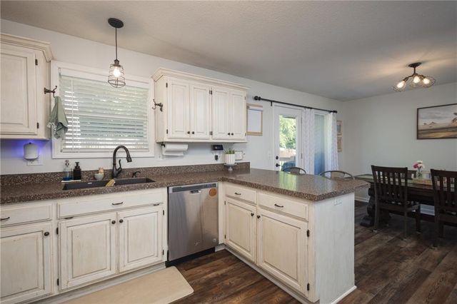 1127 SE Eastridge Drive, Blue Springs, MO 64014