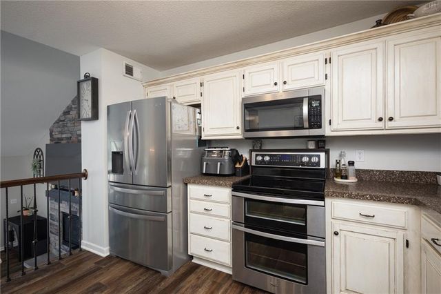 1127 SE Eastridge Drive, Blue Springs, MO 64014