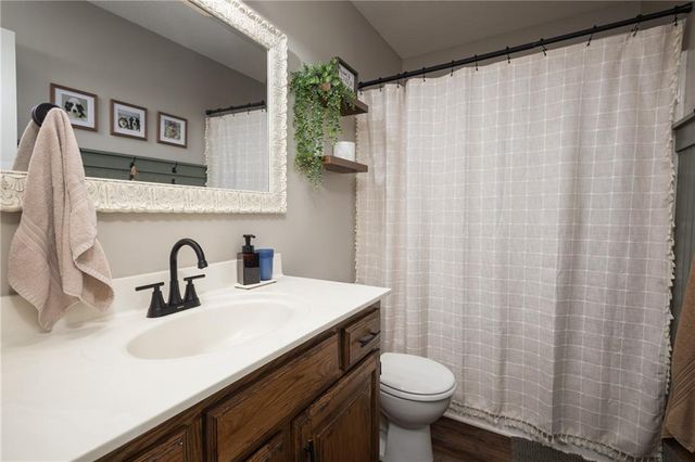 1127 SE Eastridge Drive, Blue Springs, MO 64014