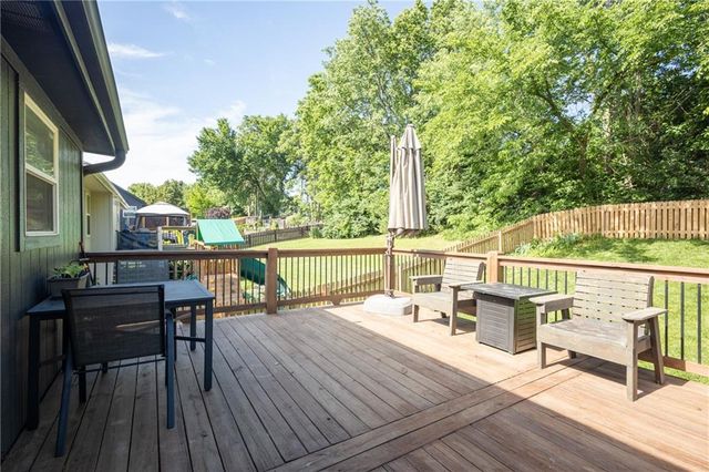 1127 SE Eastridge Drive, Blue Springs, MO 64014