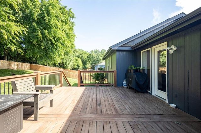 1127 SE Eastridge Drive, Blue Springs, MO 64014