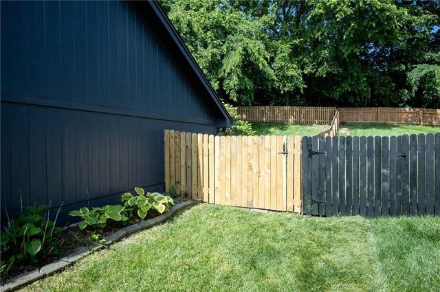 1127 SE Eastridge Drive, Blue Springs, MO 64014