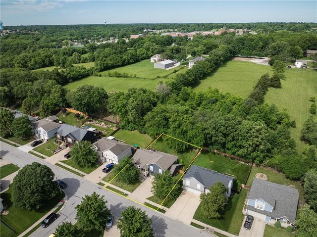1127 SE Eastridge Drive, Blue Springs, MO 64014
