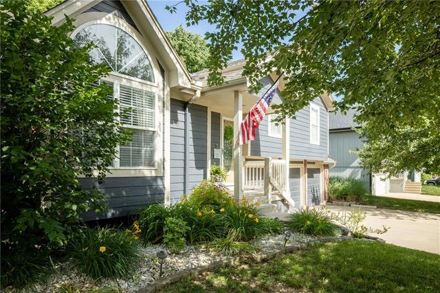 1127 SE Eastridge Drive, Blue Springs, MO 64014