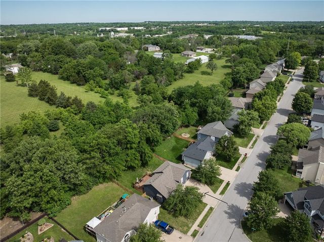 1127 SE Eastridge Drive, Blue Springs, MO 64014