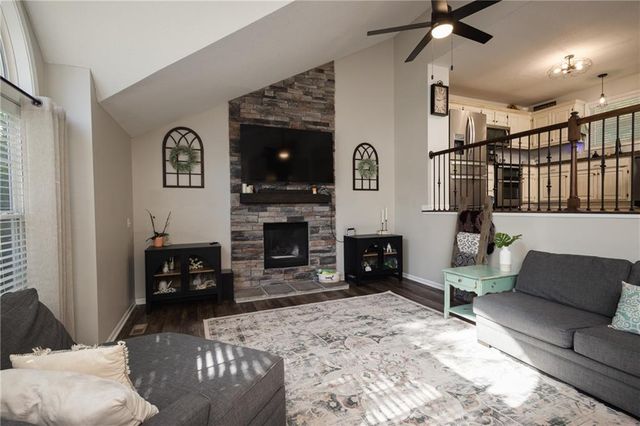 1127 SE Eastridge Drive, Blue Springs, MO 64014