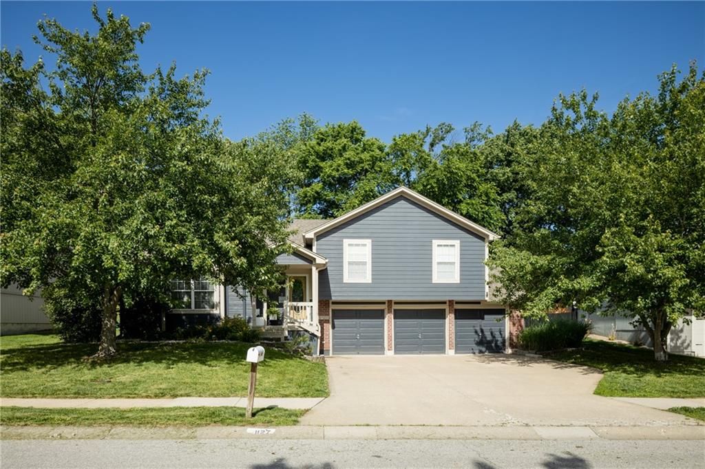 1127 SE Eastridge Drive, Blue Springs, MO 64014