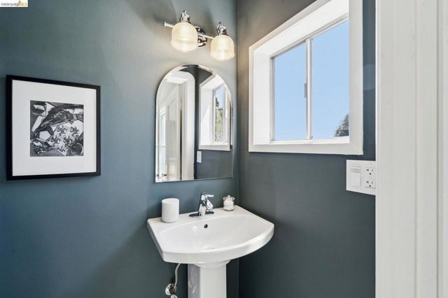 6720 MANOR CREST, Oakland, CA 94618