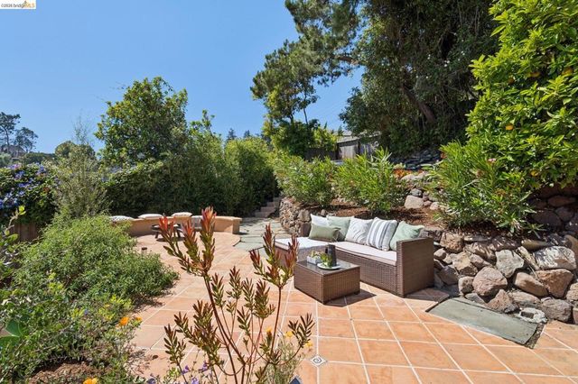 6720 MANOR CREST, Oakland, CA 94618