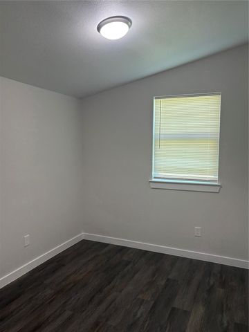 55 Periwinkle Court, Lake Jackson, TX 77566