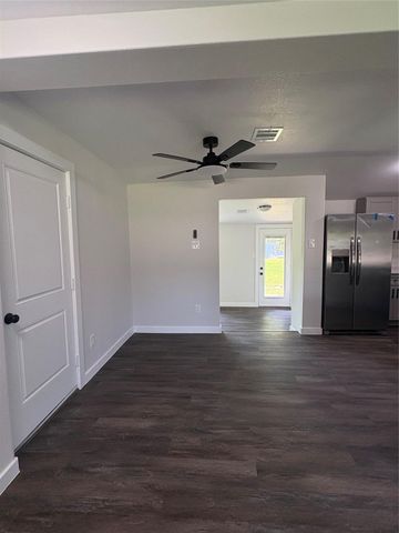 55 Periwinkle Court, Lake Jackson, TX 77566