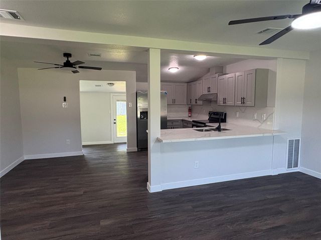 55 Periwinkle Court, Lake Jackson, TX 77566