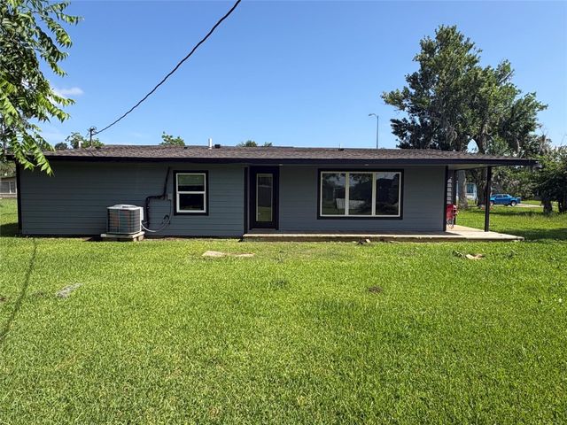 55 Periwinkle Court, Lake Jackson, TX 77566
