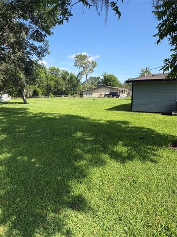 55 Periwinkle Court, Lake Jackson, TX 77566