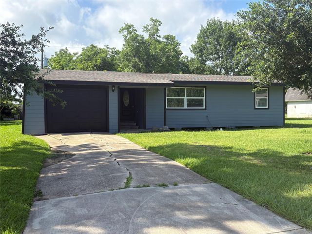 55 Periwinkle Court, Lake Jackson, TX 77566