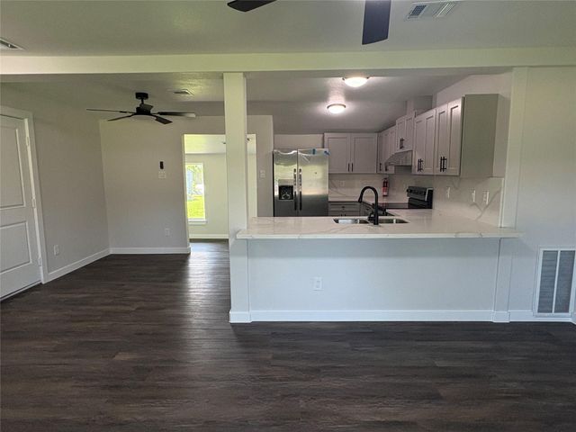 55 Periwinkle Court, Lake Jackson, TX 77566