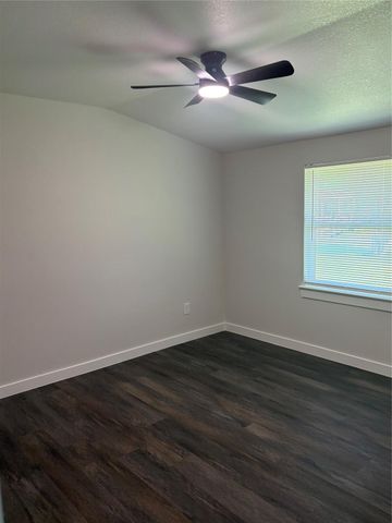 55 Periwinkle Court, Lake Jackson, TX 77566