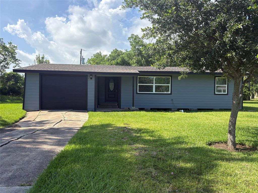 55 Periwinkle Court, Lake Jackson, TX 77566