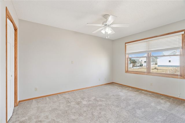 140 35th St Drive SE 3, Cedar Rapids, IA 52403