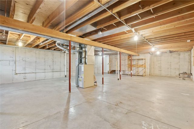 140 35th St Drive SE 3, Cedar Rapids, IA 52403