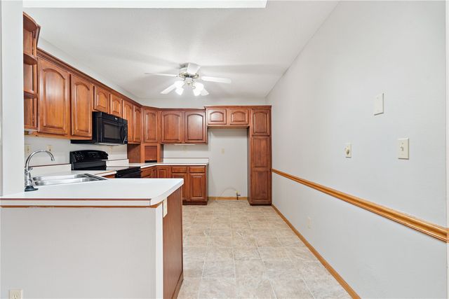 140 35th St Drive SE 3, Cedar Rapids, IA 52403