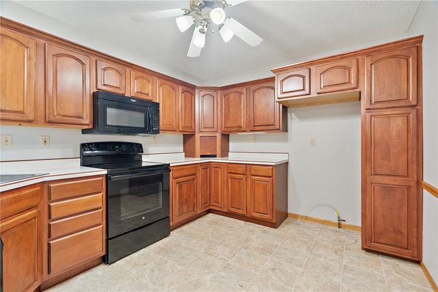 140 35th St Drive SE 3, Cedar Rapids, IA 52403