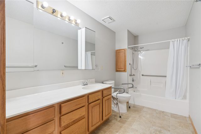 140 35th St Drive SE 3, Cedar Rapids, IA 52403