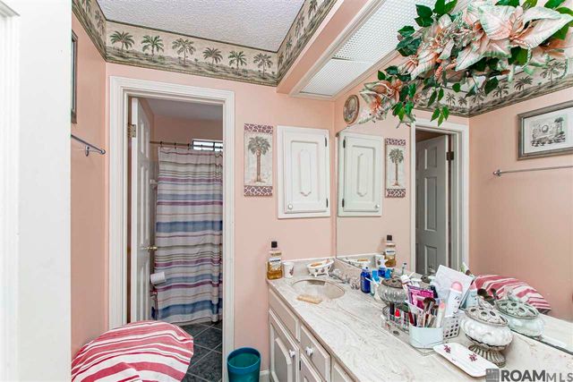 12111 N Lake Sherwood Ave, Baton Rouge, LA 70816