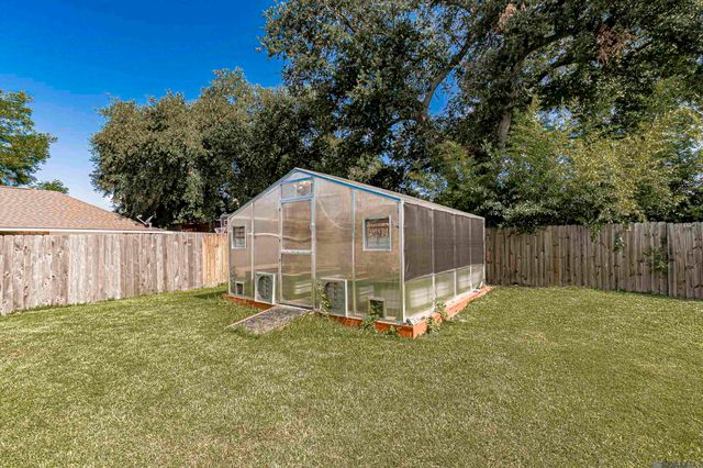 12111 N Lake Sherwood Ave, Baton Rouge, LA 70816