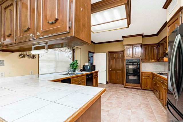 12111 N Lake Sherwood Ave, Baton Rouge, LA 70816